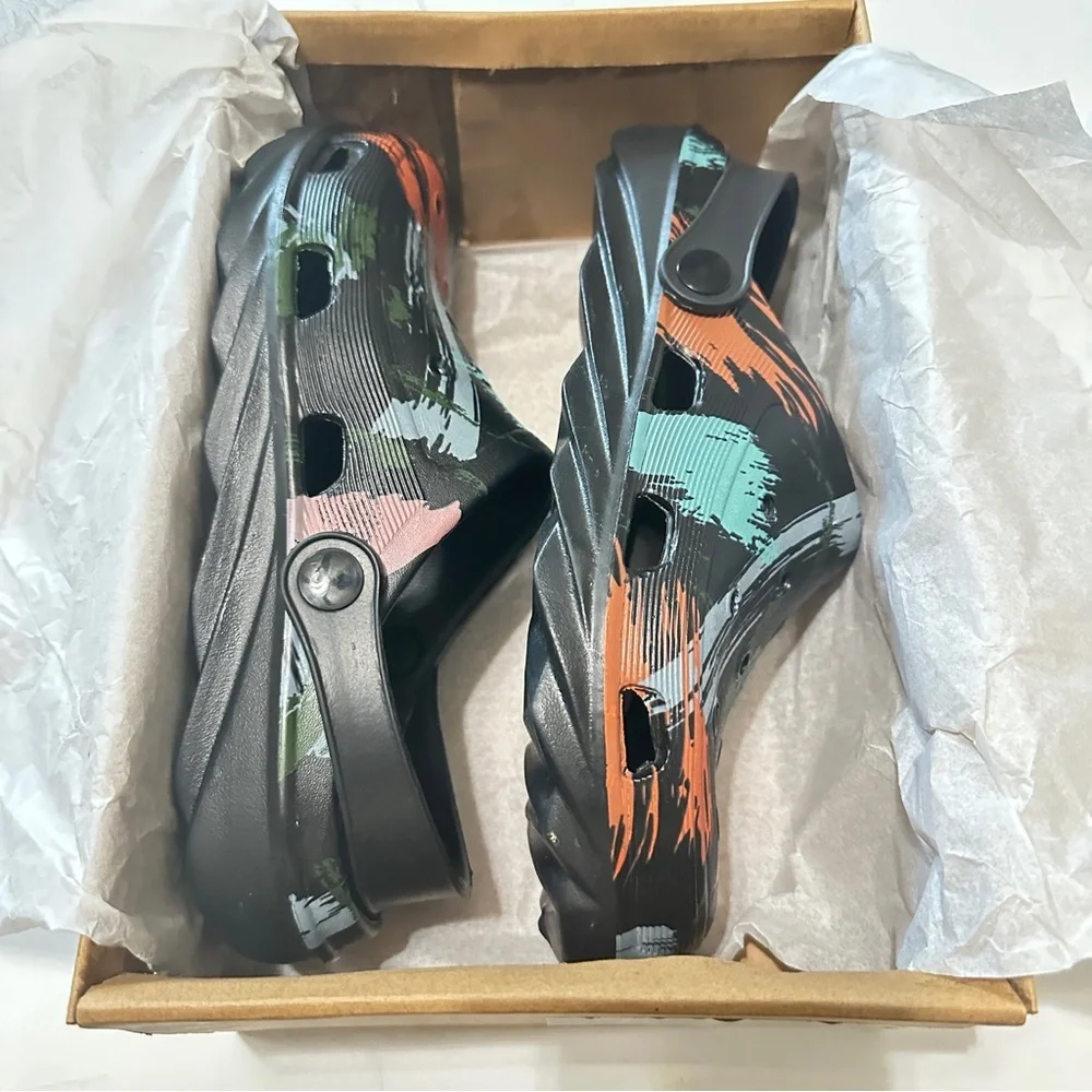 Unisex Color Splash Clogs – Size 9 Black with Multicolor Paint Design